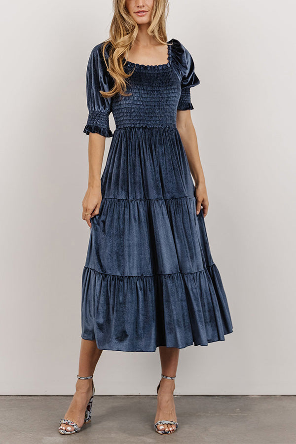 Robe moulante en velours doré à col carré et volants, taille haute