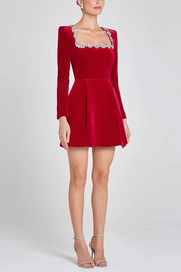 Endless Celebration – Langärmliges Minikleid aus Samt mit Schmucksteinbesatz und Taschen 