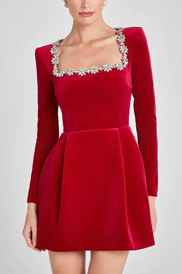 Endless Celebration – Langärmliges Minikleid aus Samt mit Schmucksteinbesatz und Taschen 