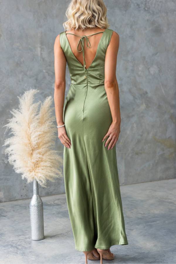 Chic Muse – Einfarbiges Maxikleid aus Satin mit Wasserfallausschnitt und Bindeband auf der Rückseite