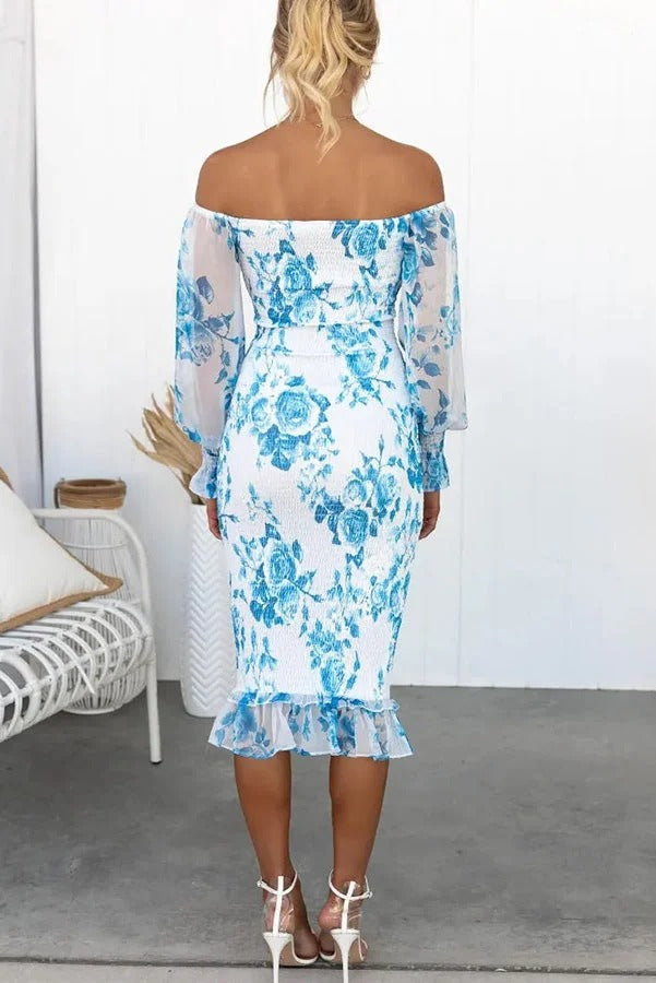 Robe mi-longue à fleurs brillantes, épaules dénudées, taille smockée