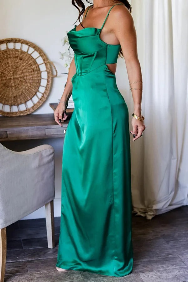 Robe longue fendue en satin à col bénitier et au toucher luxueux et intemporel