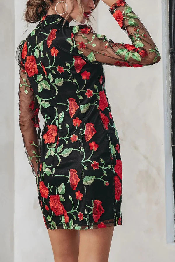 Bonjour, belle mini-robe en maille fleurie brodée 