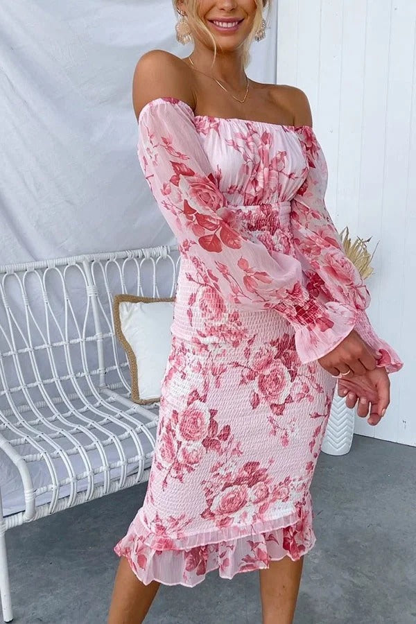 Robe mi-longue à fleurs brillantes, épaules dénudées, taille smockée