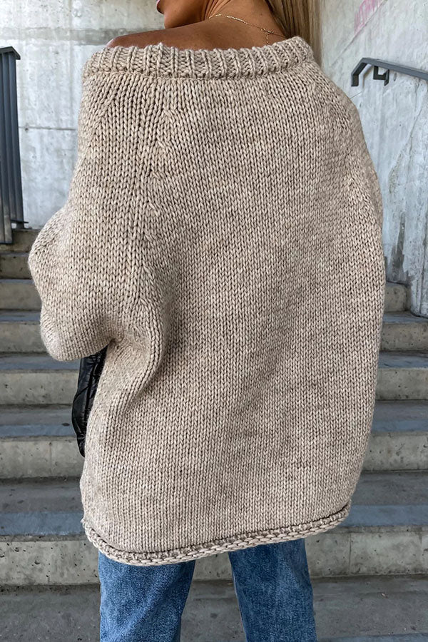 Pull ample à col large et ambiance urbaine décontractée 