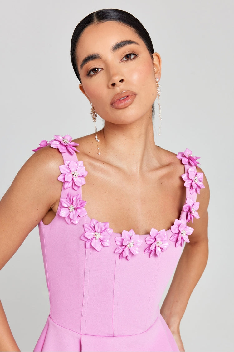 Robe courte Cindy à poches et col carré avec appliques de fleurs en fausses perles