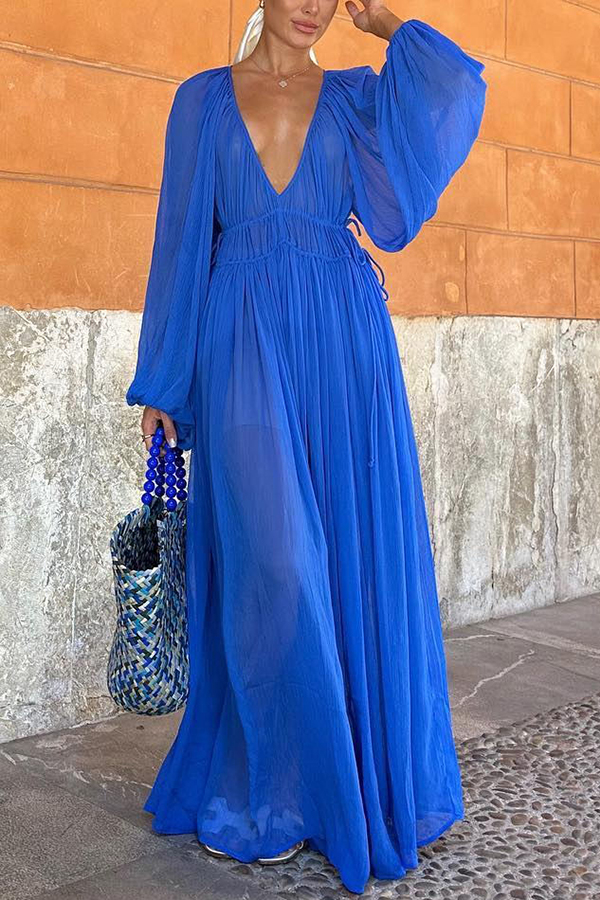 Robe longue froncée en mousseline de soie bleue à pierres précieuses