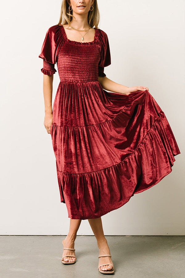 Robe moulante en velours doré à col carré et volants, taille haute