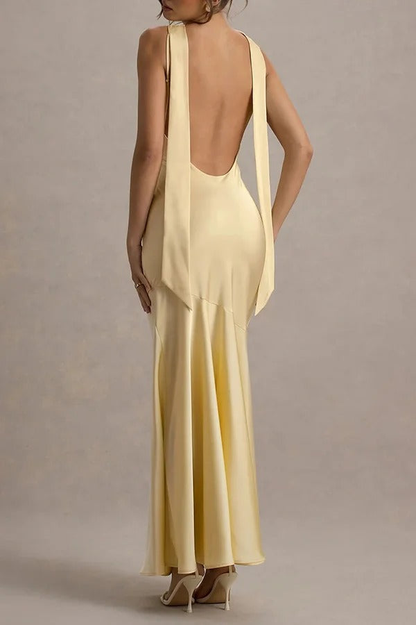 Zeitlose Eleganz – Neckholder-Maxikleid aus Satin mit Wasserfallausschnitt und Bindeband auf der Rückseite