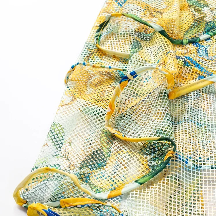 Maillot de bain une pièce bleu à imprimé méditerranéen et col en V, et paréo en maille 