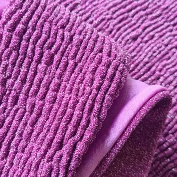 Einteiliger Badeanzug und Rock mit glänzender Textur und plissiertem Blumendesign 