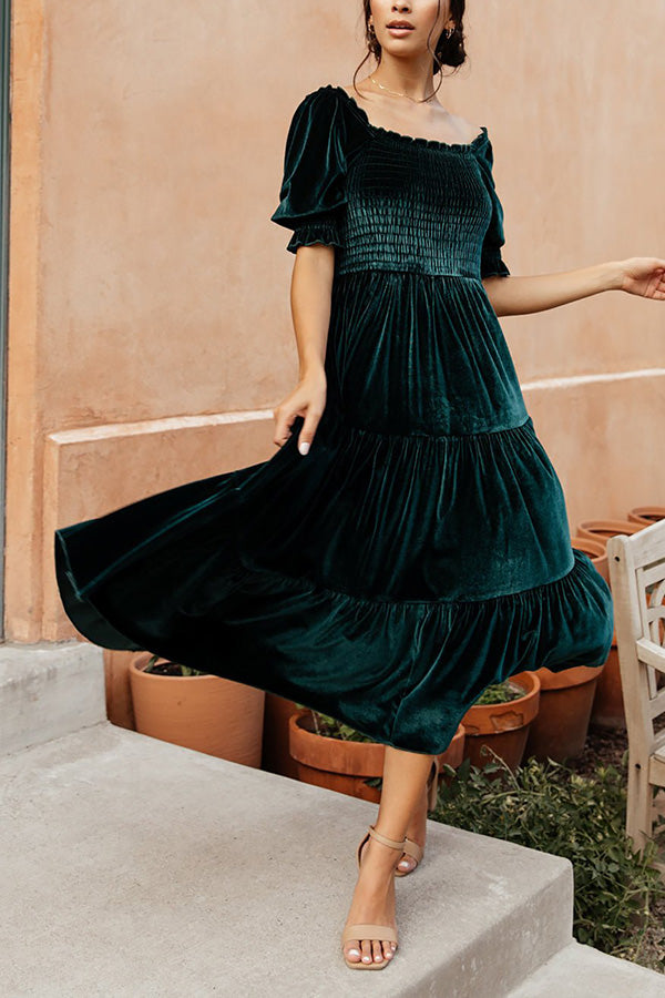 Robe moulante en velours doré à col carré et volants, taille haute