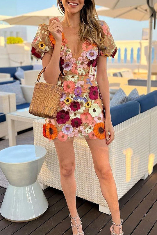 Garden Gala – Minikleid mit bestickten Blumenapplikationen und Puffärmeln
