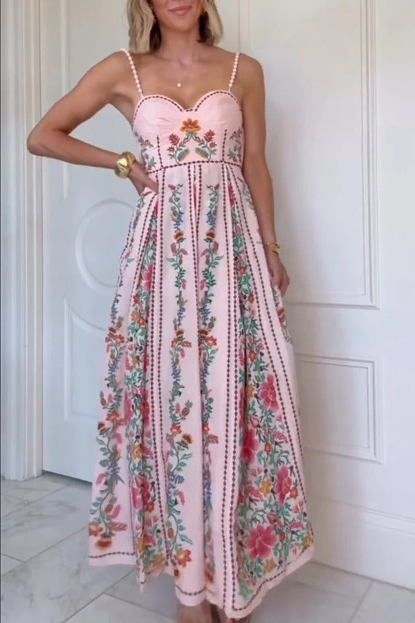 Robe longue à imprimé forêt délicat et unique, col en cœur, bretelles perlées