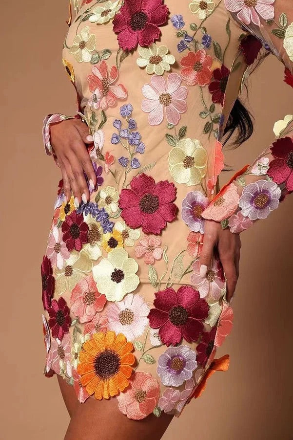 Robe mini dos nu à manches longues et appliques florales élégamment enchantées
