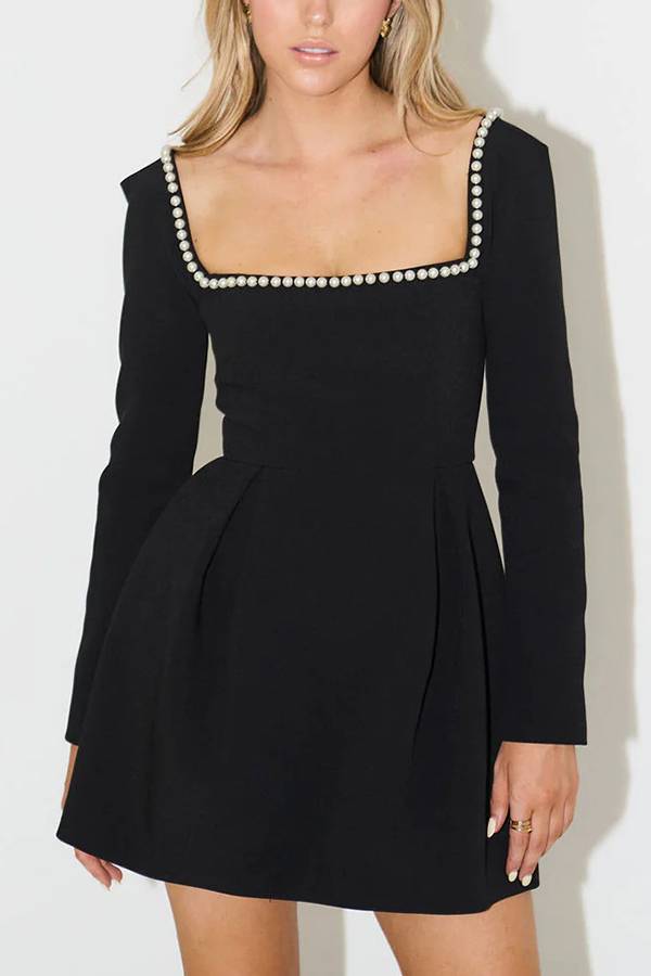 Robe courte à manches longues et col carré ornée de perles « You'll Remember Me »