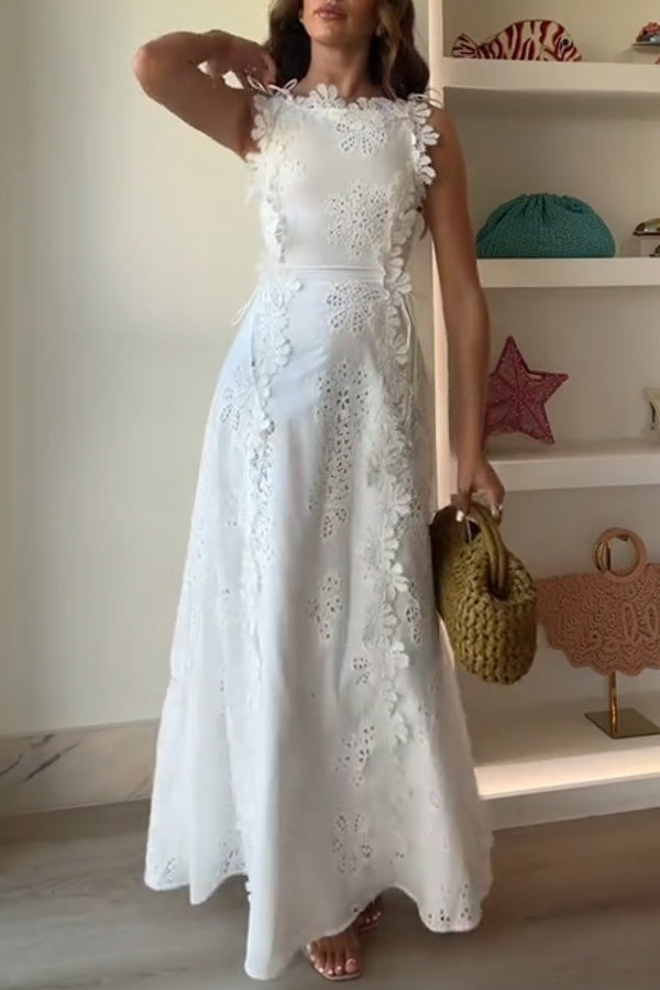 Robe longue à lacets sur les côtés et broderies Mairi en tissu creux avec bordure florale délicate