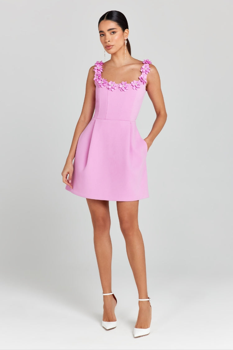 Robe courte Cindy à poches et col carré avec appliques de fleurs en fausses perles