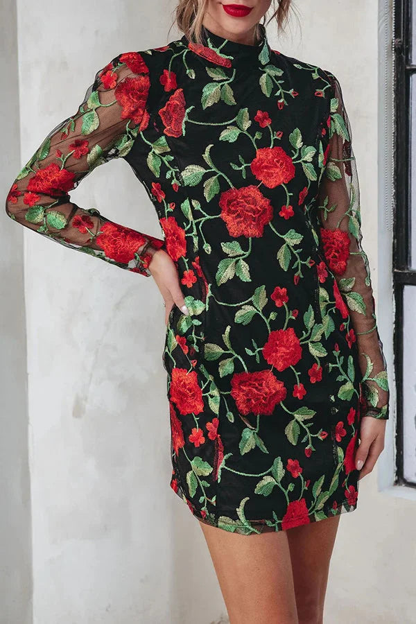 Bonjour, belle mini-robe en maille fleurie brodée 