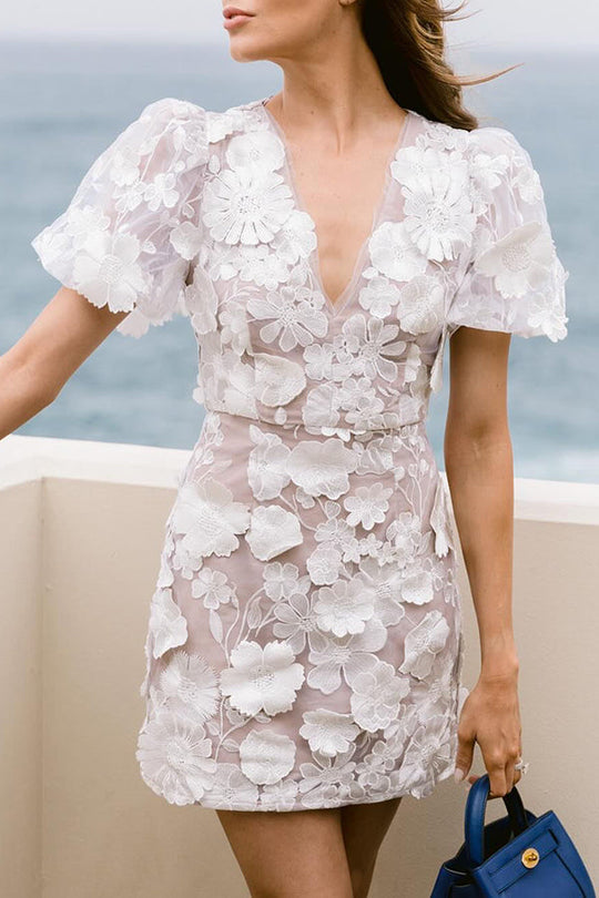 Garden Gala – Minikleid mit bestickten Blumenapplikationen und Puffärmeln