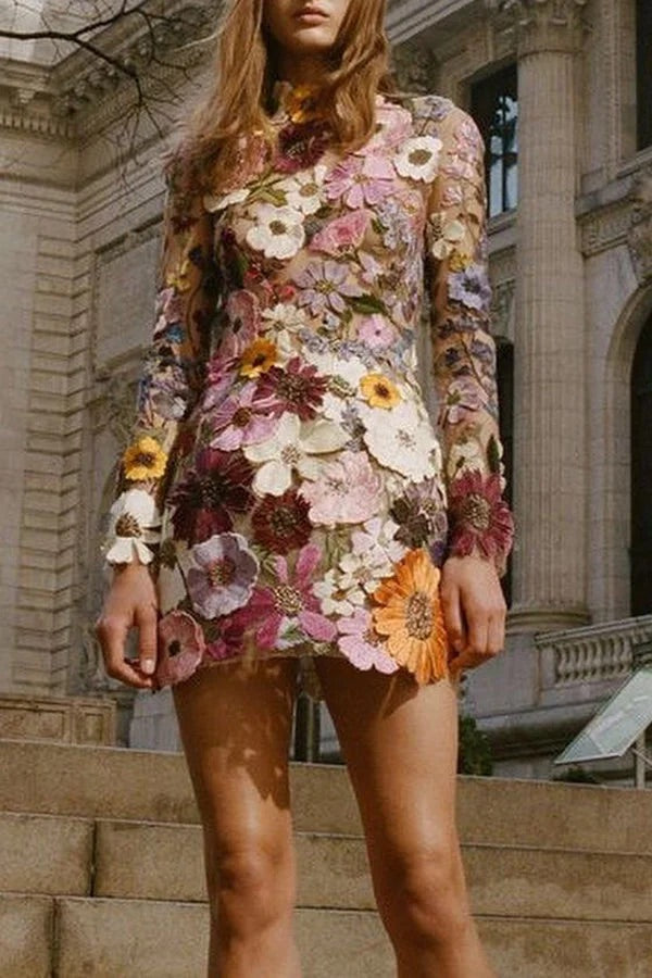Robe mini dos nu à manches longues et appliques florales élégamment enchantées