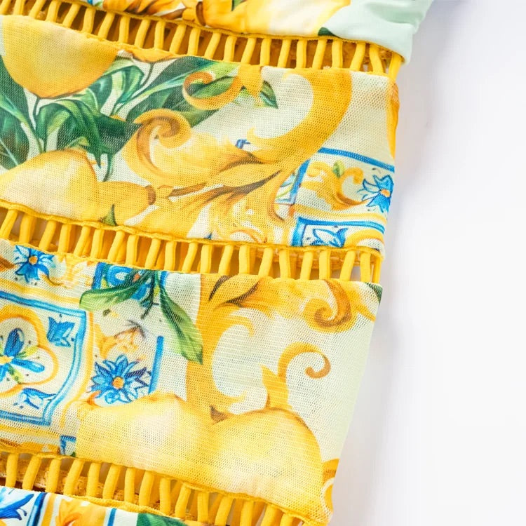 Maillot de bain une pièce bleu à imprimé méditerranéen et col en V, et paréo en maille 