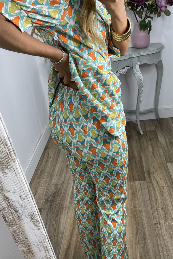 ADARA Modisches Anzug-Set mit Puffärmeln und V-Ausschnitt und Micro-Booty-Hosen 