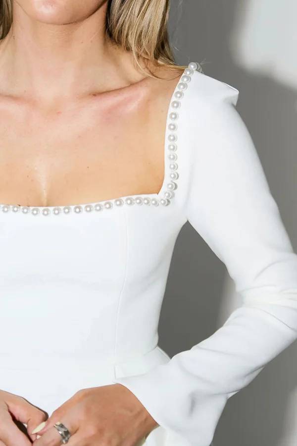 Robe courte à manches longues et col carré ornée de perles « You'll Remember Me »