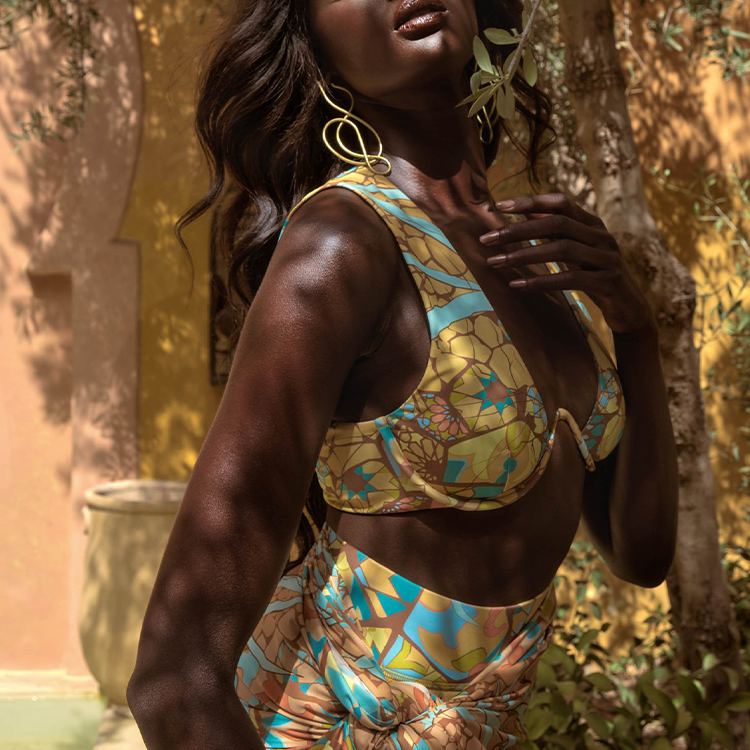 Maillot de bain bikini à imprimé opulent et cape à pompons 