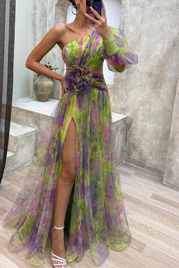 Robe longue plissée à fleurs en tulle et fente à une épaule 