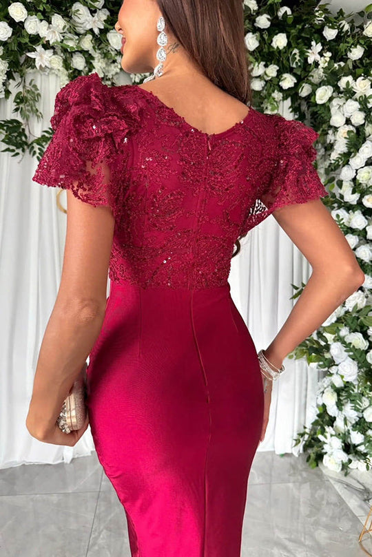 Robe mi-longue luxueuse en dentelle et satin à volants et manches froncées 