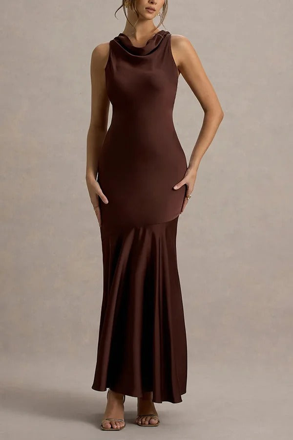 Zeitlose Eleganz – Neckholder-Maxikleid aus Satin mit Wasserfallausschnitt und Bindeband auf der Rückseite