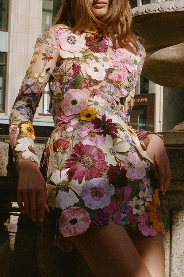 Robe mini dos nu à manches longues et appliques florales élégamment enchantées
