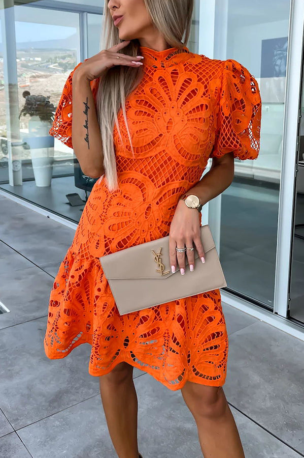 Mini-robe à manches bouffantes en dentelle au crochet, toujours aussi douce