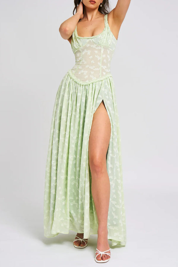 Ulissa – Hellgrünes Maxikleid mit Jacquard-Struktur und quadratischem Ausschnitt und hohem Schlitz