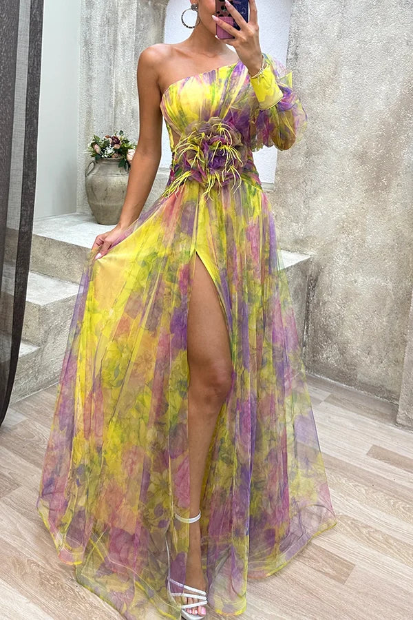 Robe longue plissée à fleurs en tulle et fente à une épaule 