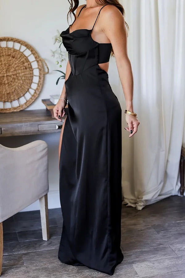 Robe longue fendue en satin à col bénitier et au toucher luxueux et intemporel