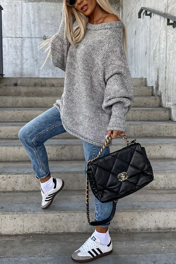 Pull ample à col large et ambiance urbaine décontractée 