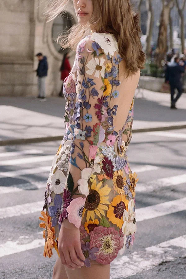 Robe mini dos nu à manches longues et appliques florales élégamment enchantées
