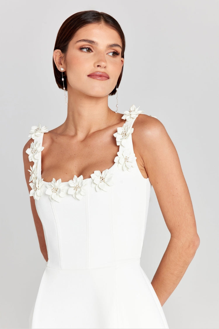 Robe courte Cindy à poches et col carré avec appliques de fleurs en fausses perles