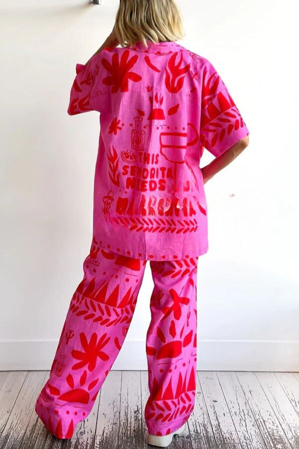 Altos Unique Set aus Hemd mit bedruckter Tasche und Hose mit elastischem Bund 