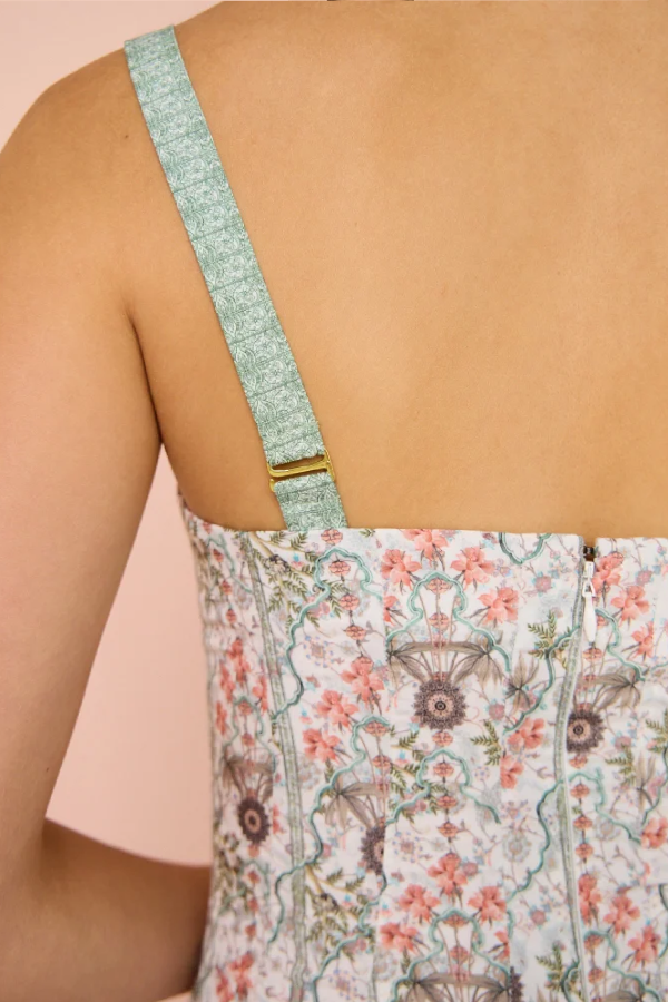 Langes Kleid mit Blumenmuster und Neckholder-Taille und flachem Kragen
