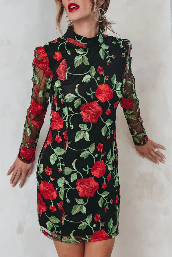 Bonjour, belle mini-robe en maille fleurie brodée 