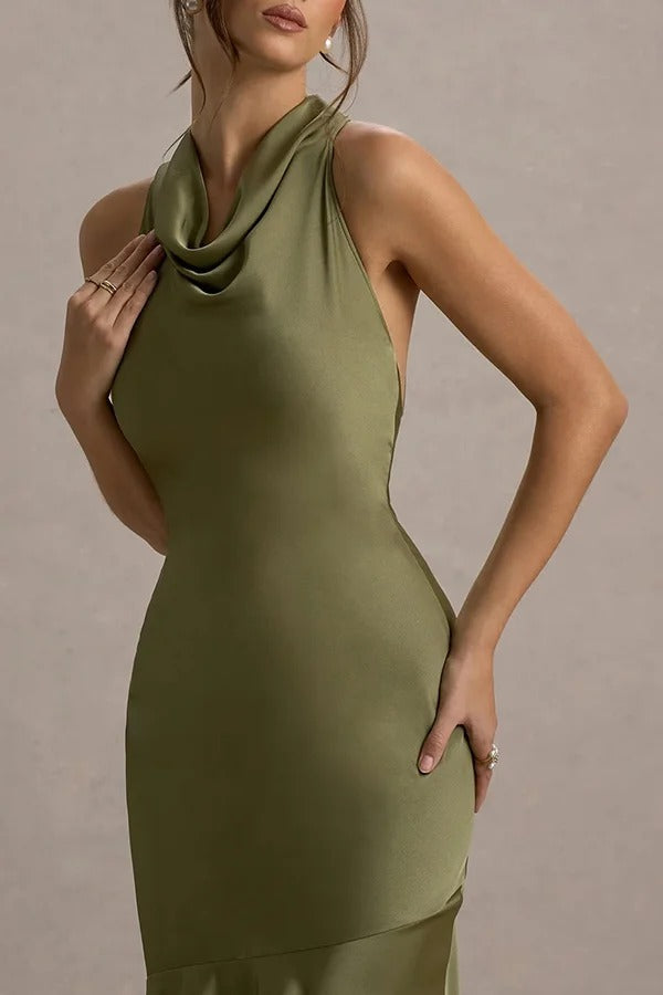 Zeitlose Eleganz – Neckholder-Maxikleid aus Satin mit Wasserfallausschnitt und Bindeband auf der Rückseite