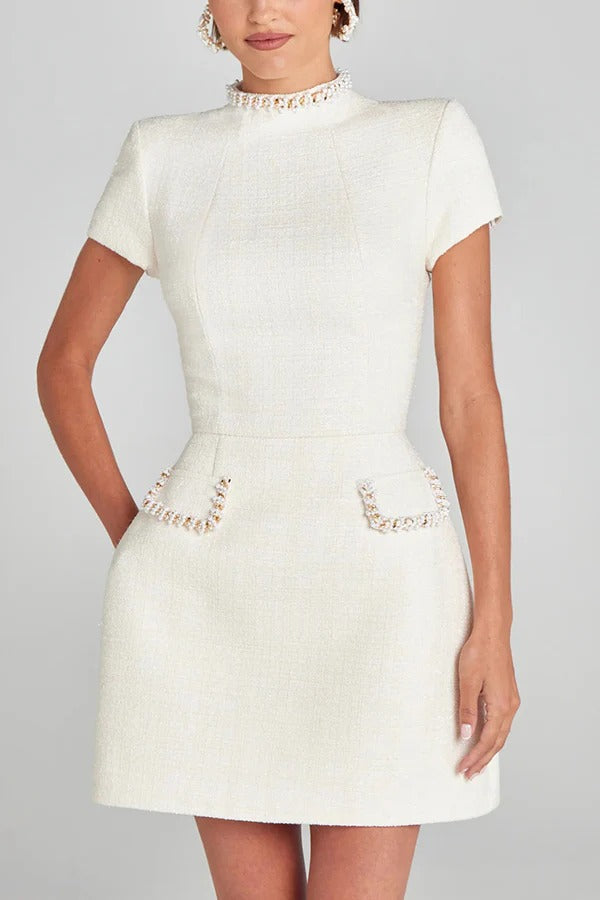 Robe courte à manches courtes et poches en tweed, exquise et ludique, avec bordure en perles