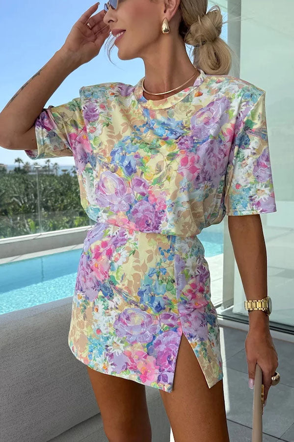 Favor Romance – Set aus T-Shirt mit Schulterpolstern und Mini-Skort mit Blumenmuster