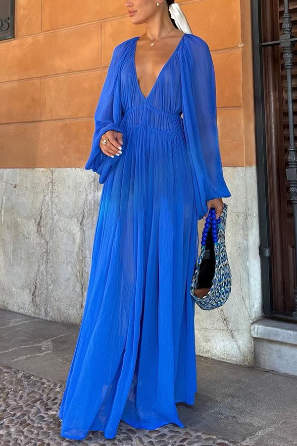 Robe longue froncée en mousseline de soie bleue à pierres précieuses