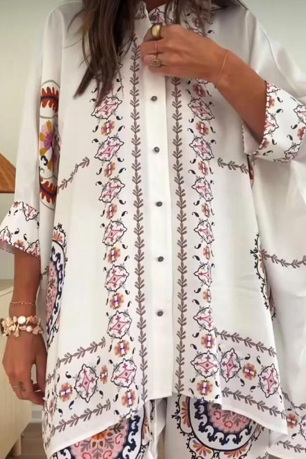Zweiteiliges Set aus Hemd und Hose mit modischem Positionierungsdruck