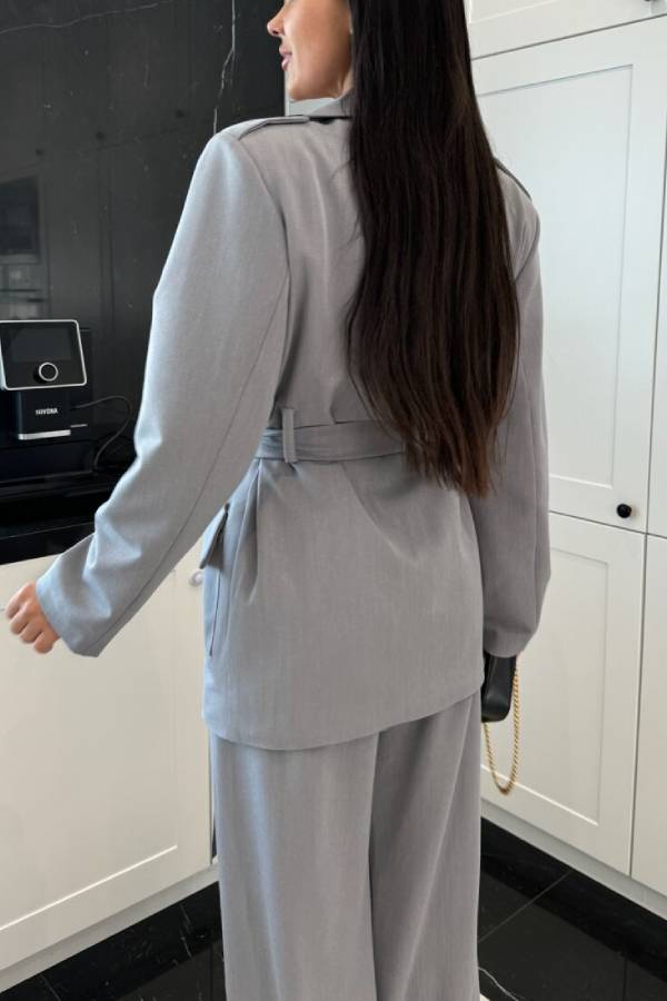 Veste ample à revers et ceinture avec poches à rabat boutonnées pour les besoins professionnels