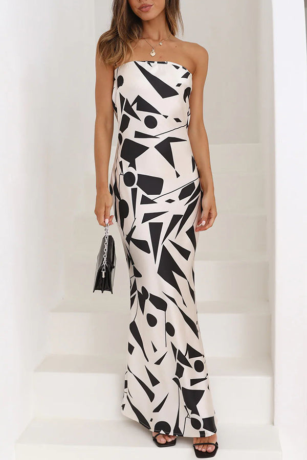 Cassy – Schulterfreies Maxikleid aus Satin mit geometrischem Print
